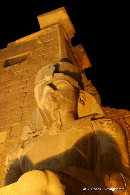 Perspektive auf die schwarze Granitstatue von König Merenptah, der Sohn von Ramses II, der Luxor-Tempel - Aegypten