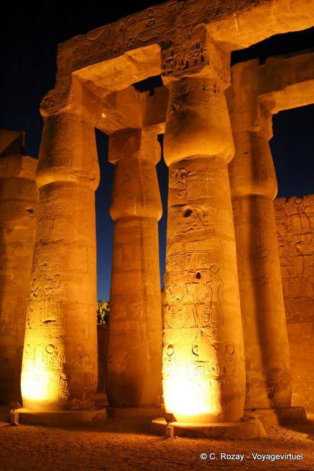 Papyrus-Spalten zu den ältesten, Luxor - Aegypten