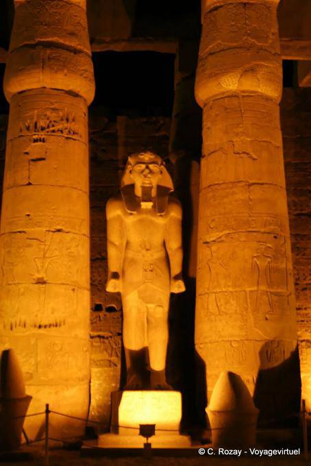 Tempel von Luxor, Ramses II Colossus im Hof - Aegypten