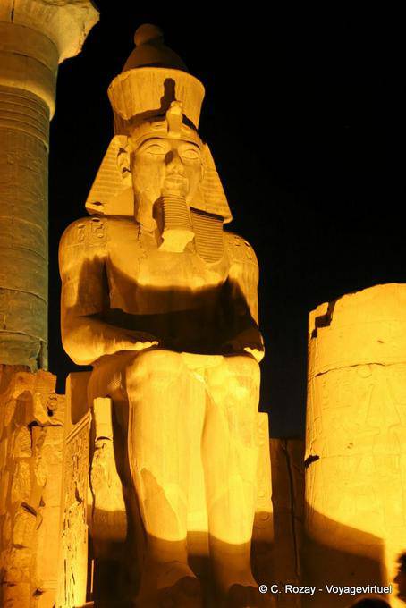 Kolossale Statue von Ramses II auf einem Thron, Luxor sitz - Aegypten