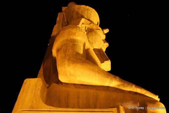 Am Fuß der Statue von Pharao Ramses II Colossus Sitzen, Nachtsicht, Luxor-Tempel - Aegypten