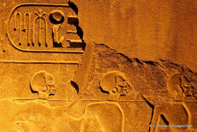 Flachrelief die Gefangenen des Pharaos, der Luxor-Tempel, die - Aegypten