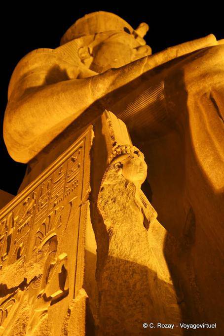 Ramses II und Nefertari hinsetzen sein Bein, Luxor-Tempel - Aegypten
