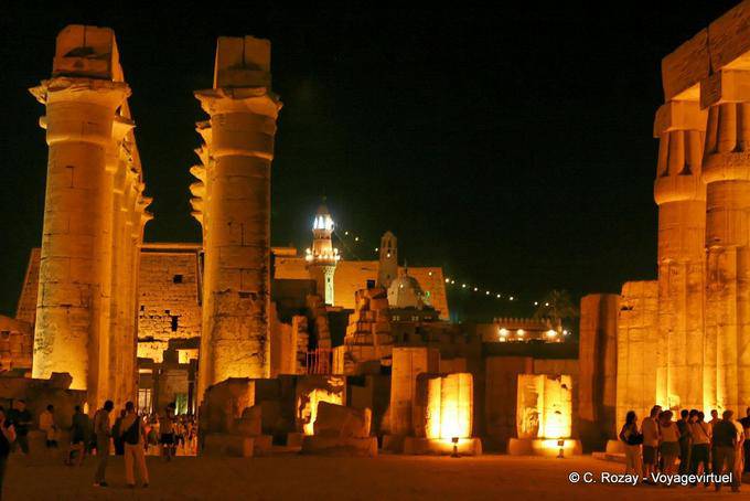 Im Hof ​​des Ramses, Luxor-Tempel - Aegypten