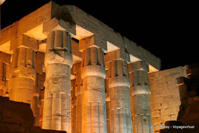 Spalten im Hof ​​von Amenophis III, Luxor-Tempel - Aegypten