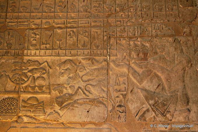Amenophis III bietet eine Lotus, Luxor-Tempel - Aegypten