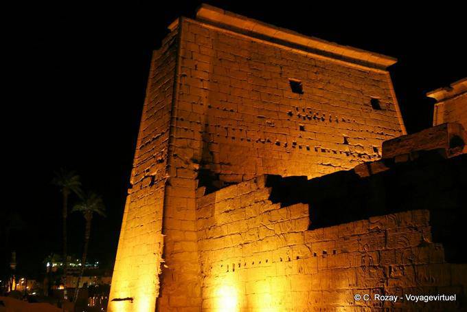 Hinter dem ersten Pylon, Luxor-Tempel - Aegypten