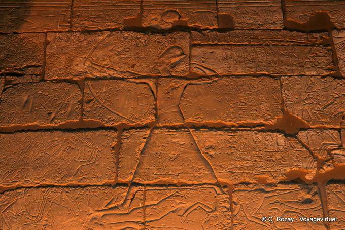 Pharao mit einem Bogen, Erleichterung der Schlacht von Kadesch, Luxor-Tempel - Aegypten
