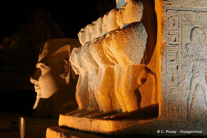 Profile in der Nacht, Skulptur, Tempel von Luxor - Aegypten