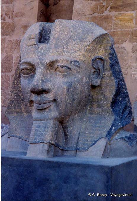 Ramses II Kopf auf den Boden vor dem ersten Pylon, Tempel von Luxor - Aegypten