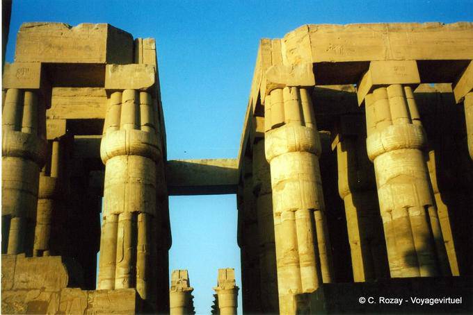 Capitals Papyrussäulen in der Nähe des Sonnen Hof von Amenophis III, Luxor geschlossen - Aegypten