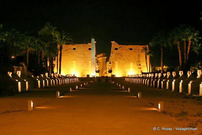 Nachtpanorama des Dromos und der Pylon von Ramses II, Luxor - Aegypten
