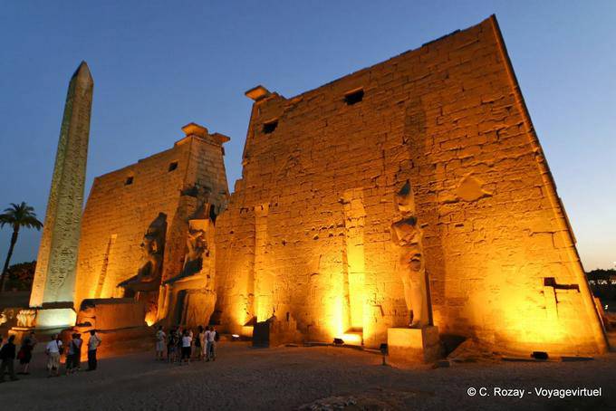 Der Pylon von Ramses II und staues kolossalen Obelisken Ansicht Nachtbeleuchtung, Luxor - Aegypten