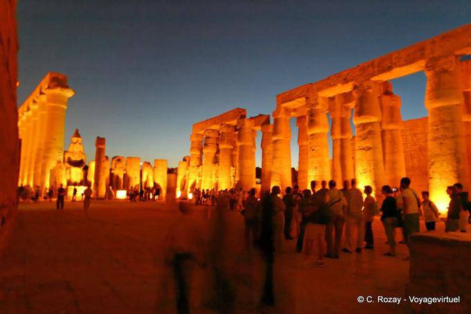 Tourismus in der Great Court von Ramses II, der Luxor-Tempel - Aegypten