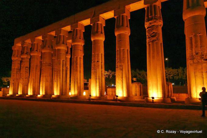 Papyrussäulen und geriffelte Faser, Gericht Amenophis III, Luxor-Tempel - Aegypten