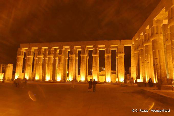 Beleuchtung der Tempelsäulen, Gericht Amenophis III, Luxor - Aegypten