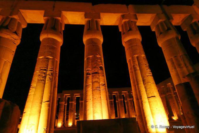 Tempel von Luxor, Papyrussäulen in der Nacht - Aegypten