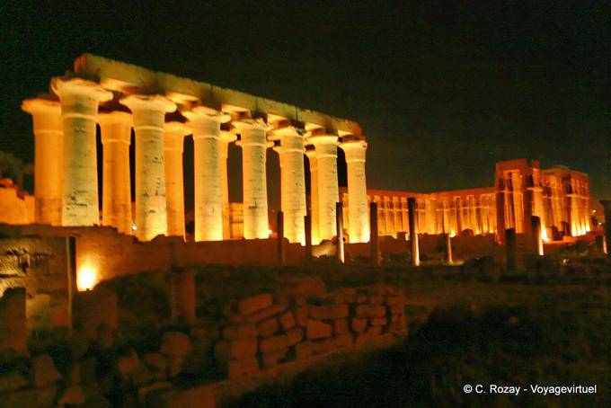 Der Luxor-Tempel für den Außenbereich und Nacht beleuchtet - Aegypten