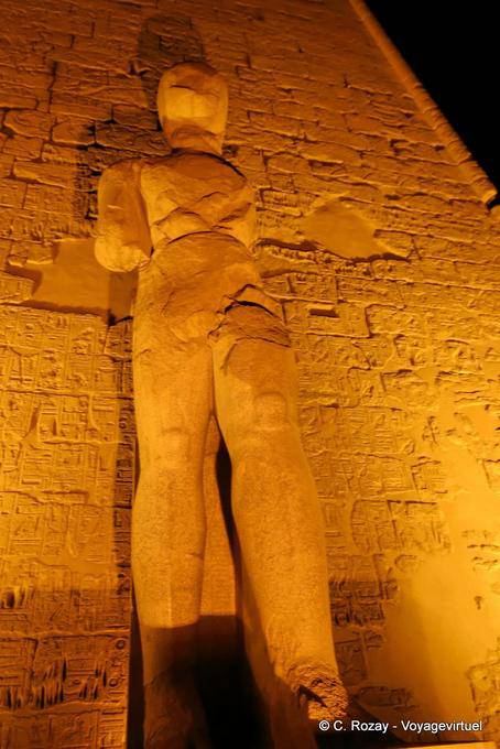 Schatten des Steinkoloss, Luxor-Tempel - Aegypten