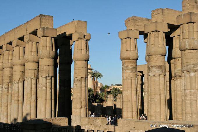 Kolonnade von Amenhotep tagsüber, Luxor-Tempel - Aegypten