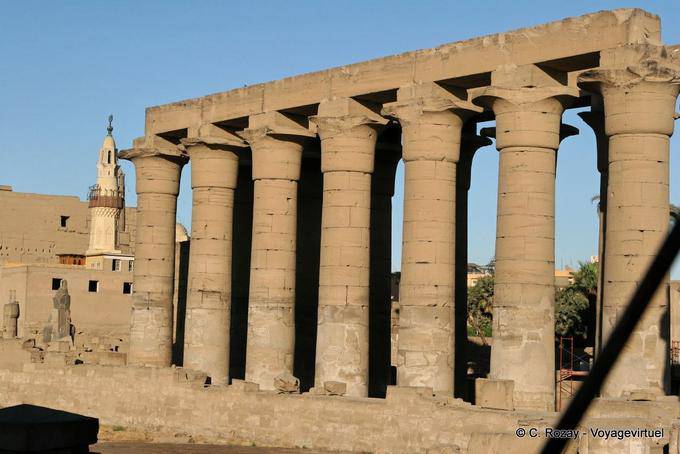 Galerie Kolonnade von Amenophis III und Minarett im Hintergrund, Luxor-Tempel - Aegypten