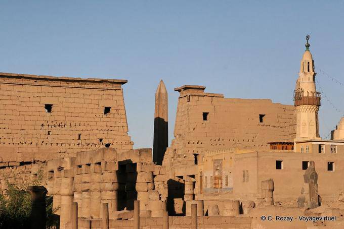 Tagesansicht von der Rückseite des ersten Pylon, Tempel von Luxor - Aegypten