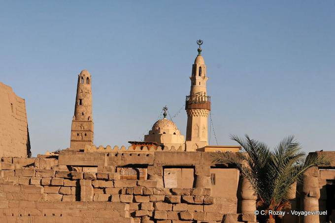 Moschee Abu el-Haggag mit seinem Fatimiden Minarett Luxor-Tempel - Aegypten