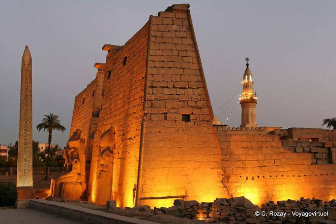 Profil des ersten Pylon, beleuchtete Minarett Obelisk, Luxor - Aegypten