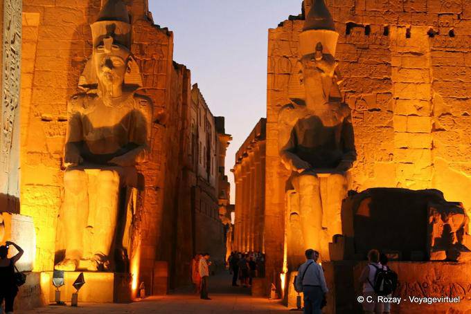 Ramses II Colossus Schutz der Eingang des Geländes, der Luxor-Tempel - Aegypten