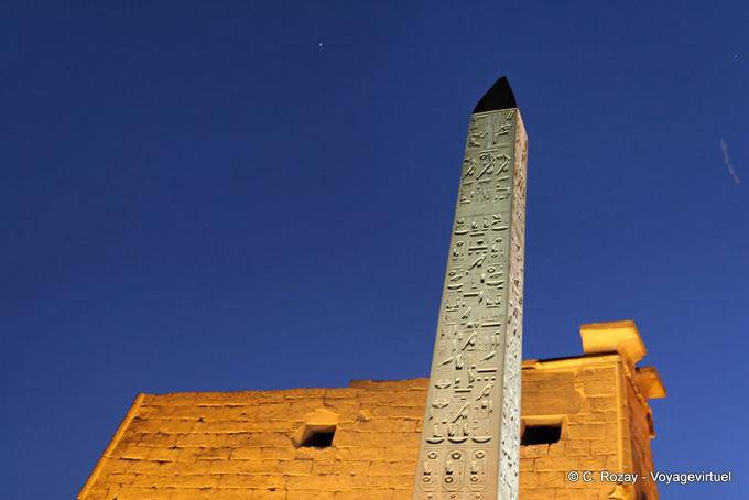 Obelisk-Gipfels in den Nachthimmel, Luxor-Tempel - Aegypten