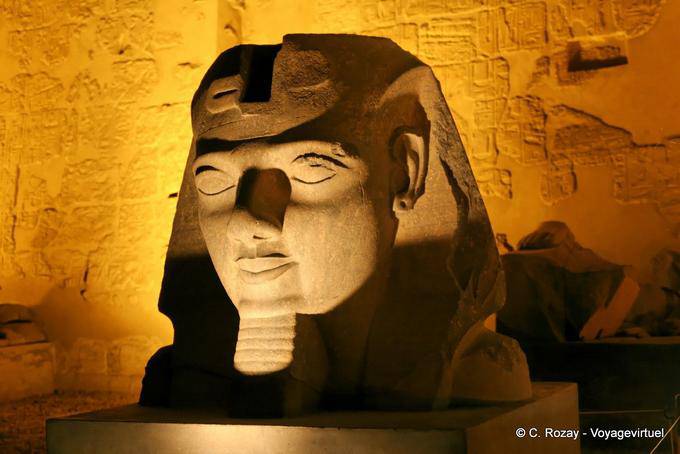 Beleuchtung an der Büste von Ramses II, der Luxor-Tempel - Aegypten
