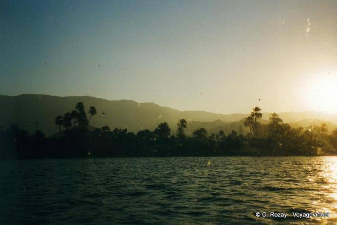 Blick auf den Nil in der Morgendämmerung aus dem Boot Bullauge - Aegypten