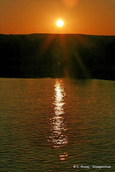 Sonnenuntergang auf dem Nil während der Kreuzfahrt - Aegypten