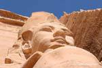 Close-up von einem kolossalen Statuen von Ramses II, Abu Simbel, Ägypten.
