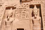 Hieroglyphen und Statuen von Ramses II, Fassade des Tempels der Königin Nefertari, Abu Simbel, Ägypten.