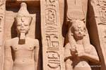 Nefertari hält an seiner Brust Hathor sistrum Speos Königin, Abu Simbel, Ägypten.