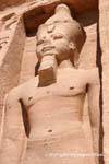 Kopf und Torso einer Statue von Ramses, ein kleiner Tempel von Hathor, Abu Simbel, Ägypten.
