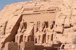 Außerhalb der Top 38 in das Heiligtum 33m breit und 20 Meter hoch Statuen der Pharao Ramses II, Abu Simbel, Ägypten.