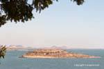 Insel auf dem Lake Nasser gegenüber der Website von Abu Simbel, Ägypten.