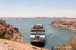 Ankunft des Kreuzfahrtschiffes am Fuße des Tempels von Abu Simbel, Ägypten.
