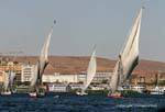 Feluccas Drehen Wind, Assuan, Ägypten.