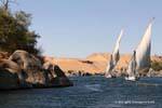 Feluccas, Felsen, Wüste Nil, Assuan, Ägypten.