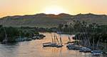 Sonnenuntergang auf dem Nil Arme und feluccas festgemacht, Assuan, Ägypten.