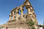 Der Kiosk des Trajan, das einzige Denkmal über dem Wasser, als die Insel überflutet Philae sichtbar, Ägypten.