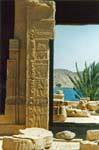 Philae, Pfeiler des Tempels von Hathor und Blick auf den Nil, Ägypten.
