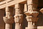 Darstellungen von Hathor auf den Säulen Mammisi, Philae-Tempel, Ägypten.