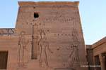 Zweitens Pylon mit einer Kopie der Rosetta Stone, Philae, Ägypten.