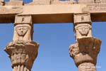Säulen, Kapitelle der Darstellung der Göttin Hathor, Tempel von Philae, Ägypten.