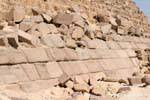 Granitblöcke Ablösen von der Basis der Pyramide des Mykerinos, Giza, Ägypten.
