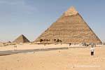 Alignment der drei Pyramiden, Vordergrund Chephren und Mykerinos-Pyramide und der Königinnen, Giza, Ägypten.